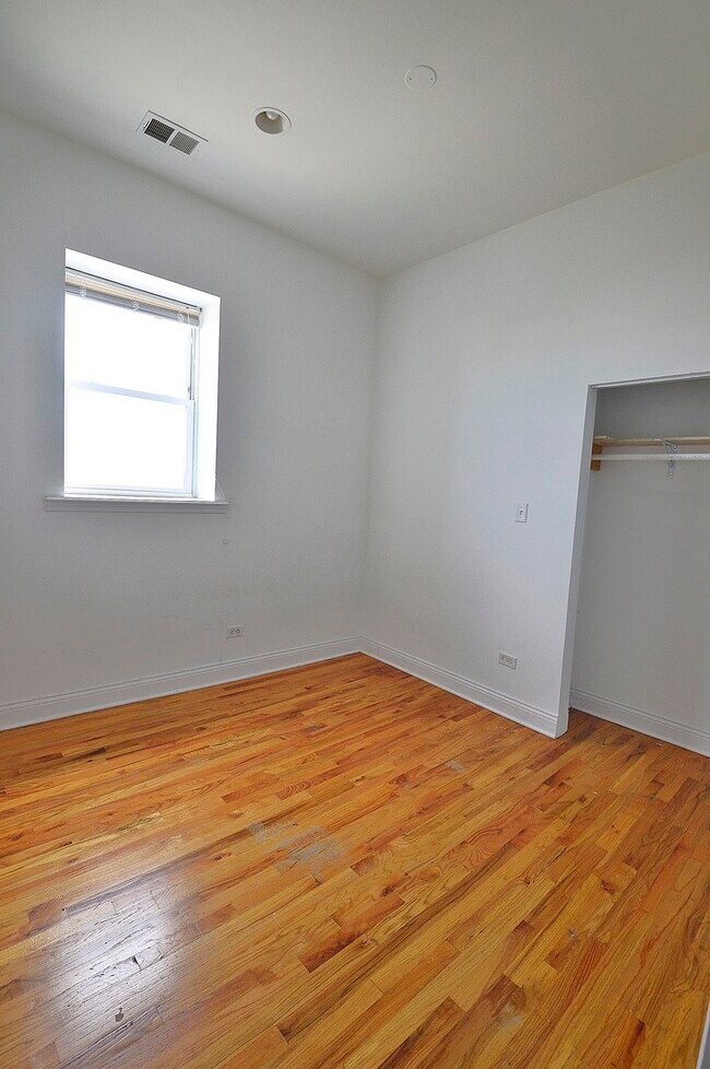 Foto del edificio - 2335 W Lake St