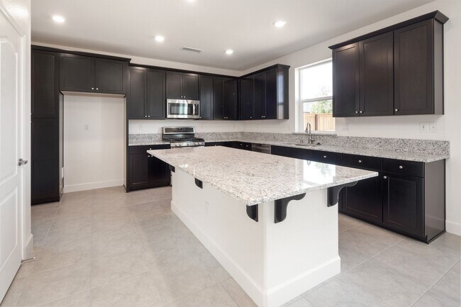 Foto del edificio - Newly constructed home in Golden Valley, 4...