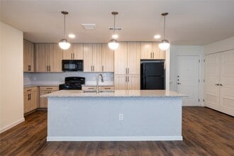 Building Photo - 1000 E Yager Ln