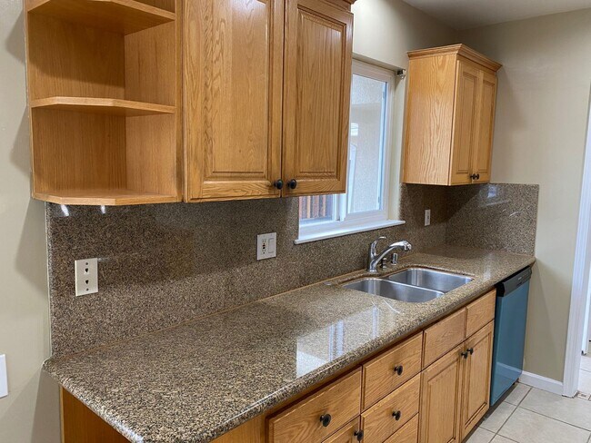 Foto del edificio - Single story 3 bed, 2 bath home with yard.