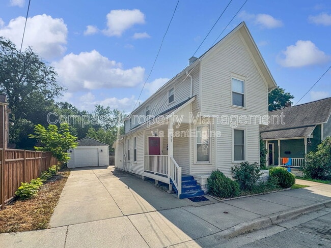 Building Photo - 328 Visser Pl SE