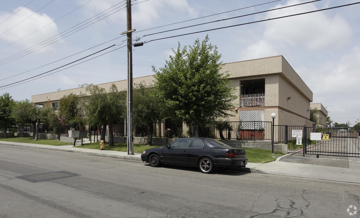 Building Photo - 9811-9831 11th St