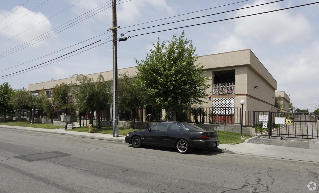 Foto del edificio - 9811-9831 11th St