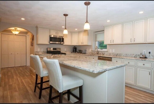 Building Photo - 8 Pevwell Dr