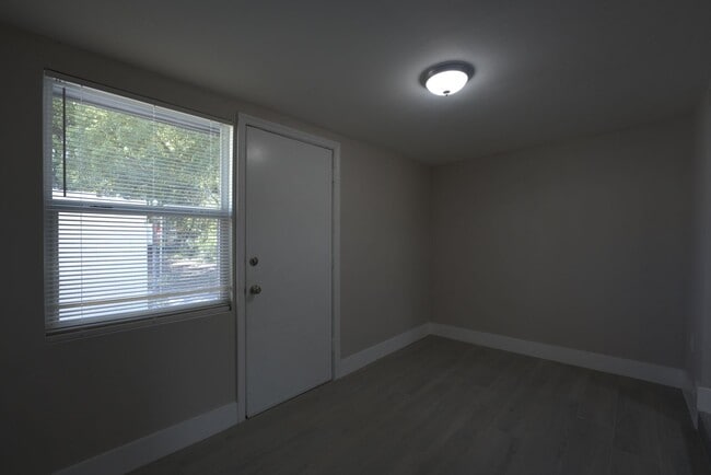 Foto del edificio - 810 W Anderson St
