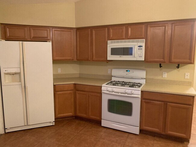 Building Photo - 2220 S Iris Dr