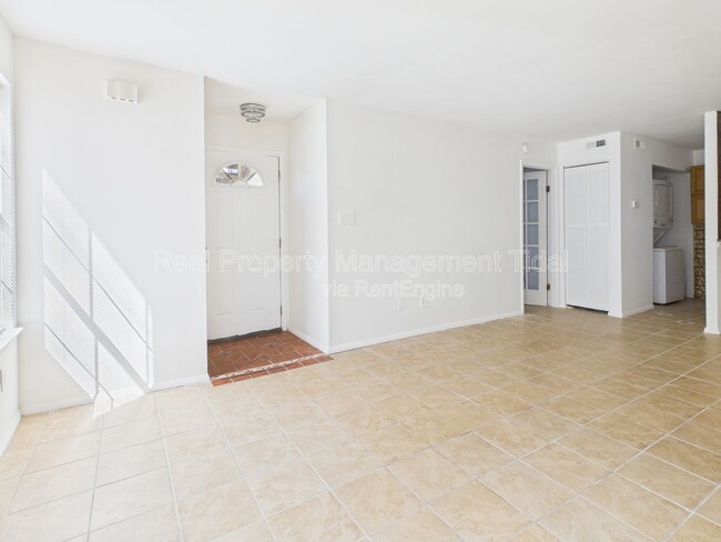 Building Photo - 513 Summit Ct