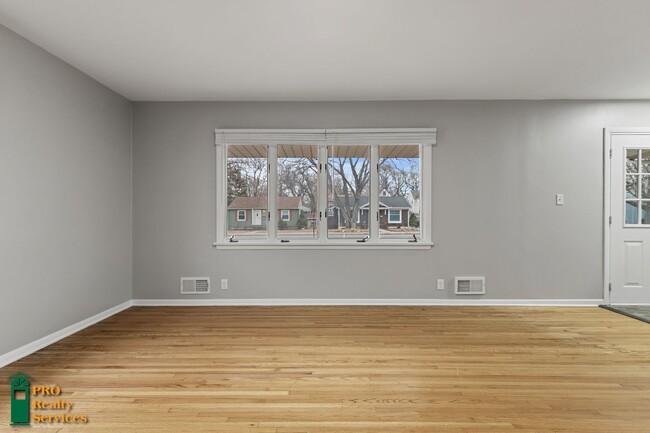 Building Photo - 4 Bedroom Home in Edina **$1,500 Rent Cred...