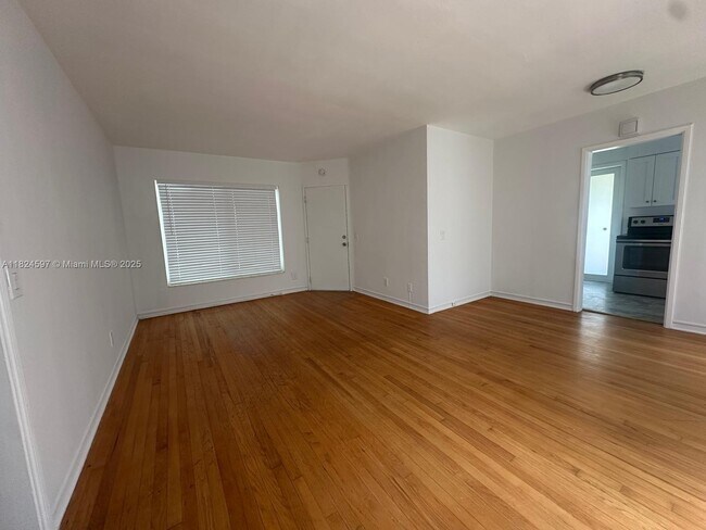 Foto del edificio - 1557 S Le Jeune Rd