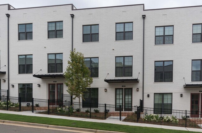 Foto del edificio - Immaculate, new 3BR/3.5BA townhome in The Maxwell community in Alpharetta GA.