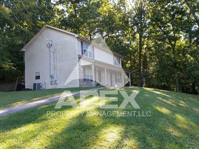 Building Photo - Spacious 2 Bd 1.5 Ba Townhouse in Halls!