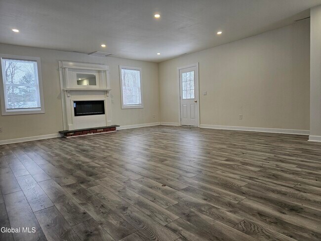 Foto del edificio - 489 Grooms Rd