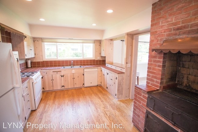 Building Photo - 4 br, 3 bath House - 1132 Hill Road