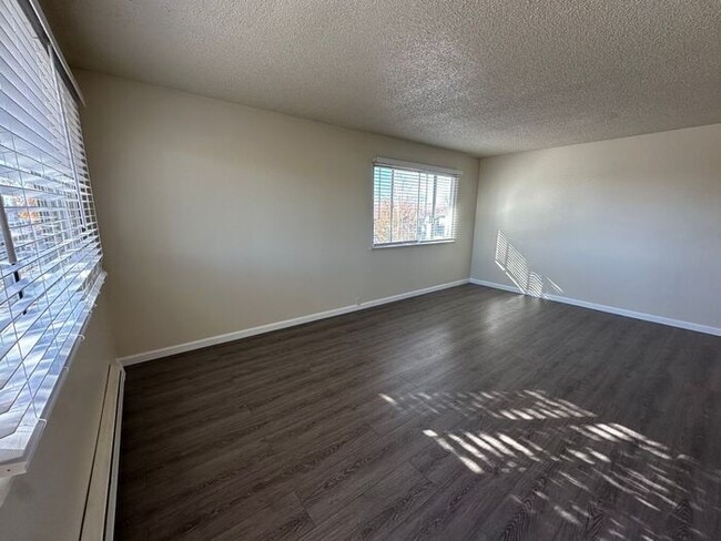 Building Photo - 604 Oakwood Dr