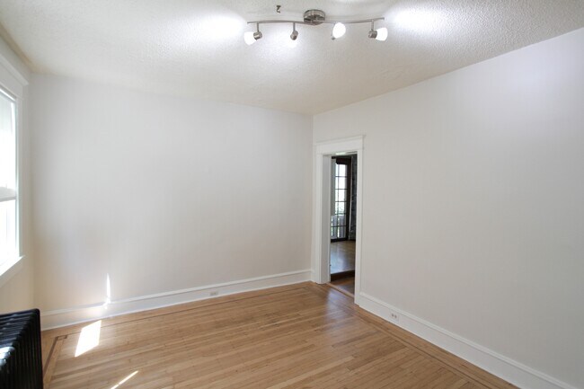 Building Photo - 804 W 21st St
