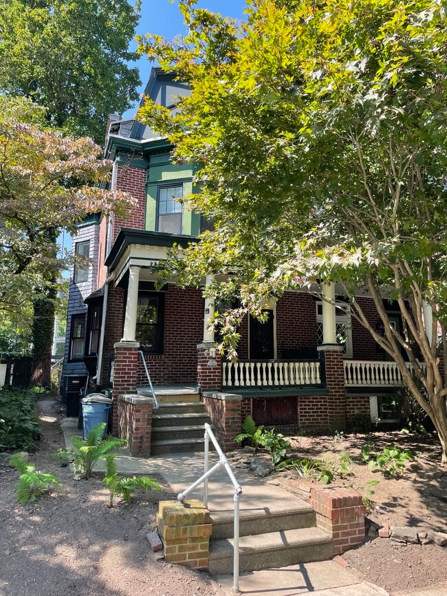 Front porch & entrance - 5928 Pulaski Ave