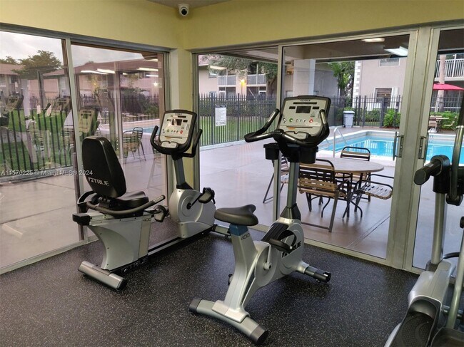 Foto del edificio - 8820 Royal Palm Blvd