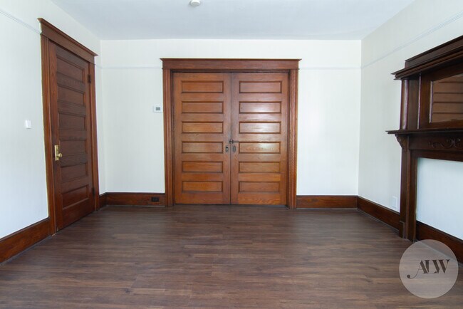 Sala de estar que muestra las puertas de bolsillo originales de seis paneles en posición cerrada - 36 Parker Ave