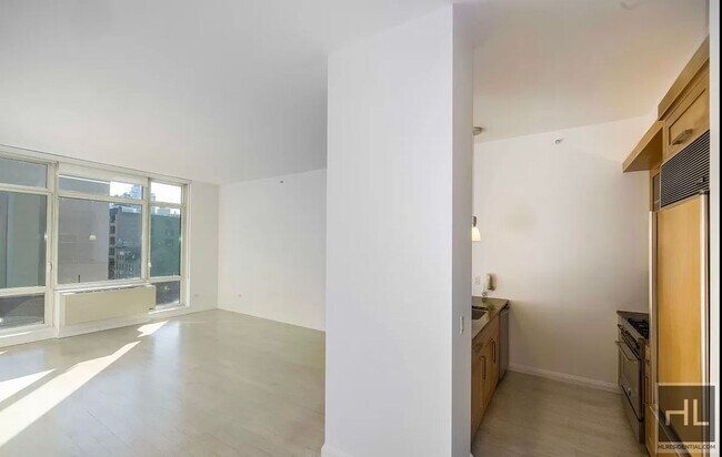 Building Photo - Rare Availability! Super Bright 1 bedroom ...