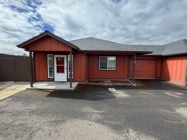 Foto del edificio - 118 SHAST A&amp;B