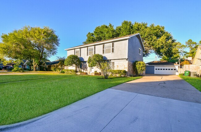 Foto del edificio - 7310 Ridge Oak Dr