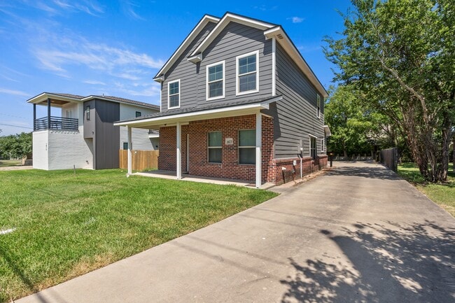 Photo - 403 Holleman Dr House