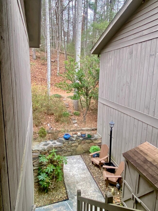 Building Photo - 49 Lake Dr