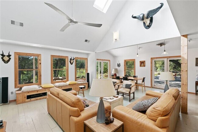 Building Photo - 5204 Cueva Dr