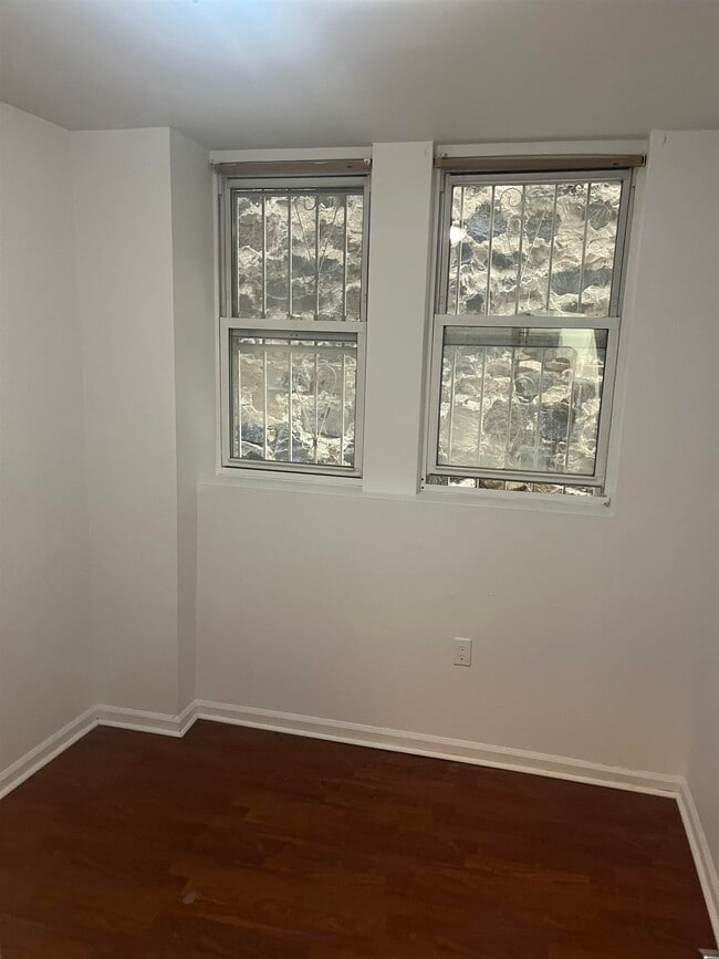 Building Photo - 1211 Hillside Pl