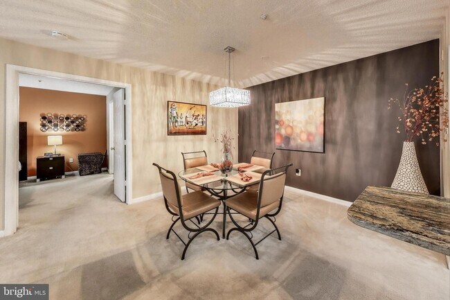 Foto del edificio - 10021 Vanderbilt Cir