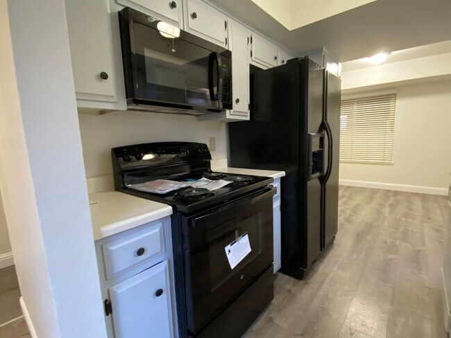 Foto del edificio - Updated Two Bed, One Bath Halfplex in Linc...