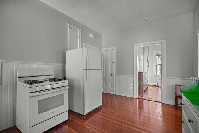 Building Photo - 243 Pleasant St