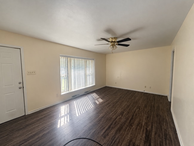 Building Photo - 118 W Dogwood Dr