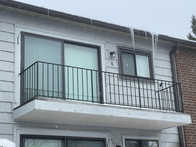 Building Photo - 2 Bedroom Condo - 1.5 Baths, Community Pool, Central AC