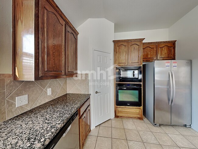 Foto del edificio - 311 Shire Ln
