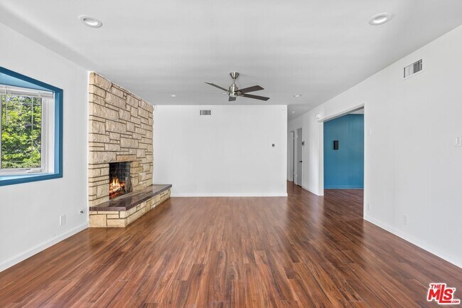 Foto del edificio - 4509 Canoga Dr