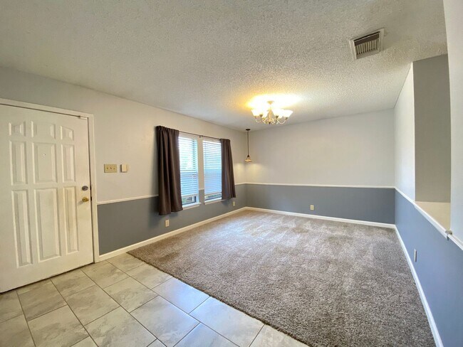 Foto del edificio - 9814 Echo Plain Dr