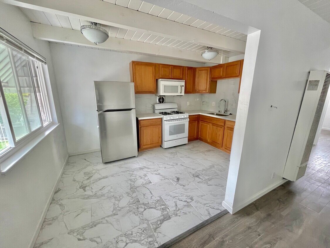 Primary Photo - 2312 Bonar St