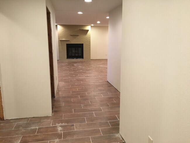 Building Photo - 5479 Sun Valley Dr