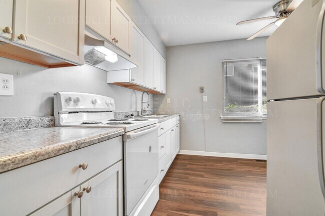 Foto del edificio - 2425 Lindsay Ave