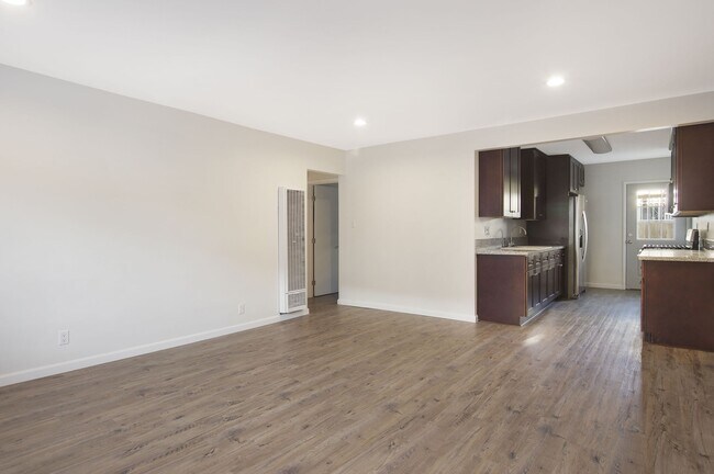 Entrada a la sala de estar y la cocina con iluminación empotrada nueva y calentador nuevo. - 4091 Rosecrans Ave