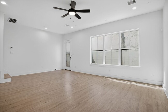 Building Photo - Stylish 3BR Townhome w/ Farmhouse Kitchen in Prime Houston Location