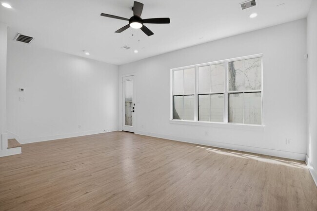 Foto del edificio - Stylish 3BR Townhome w/ Farmhouse Kitchen in Prime Houston Location