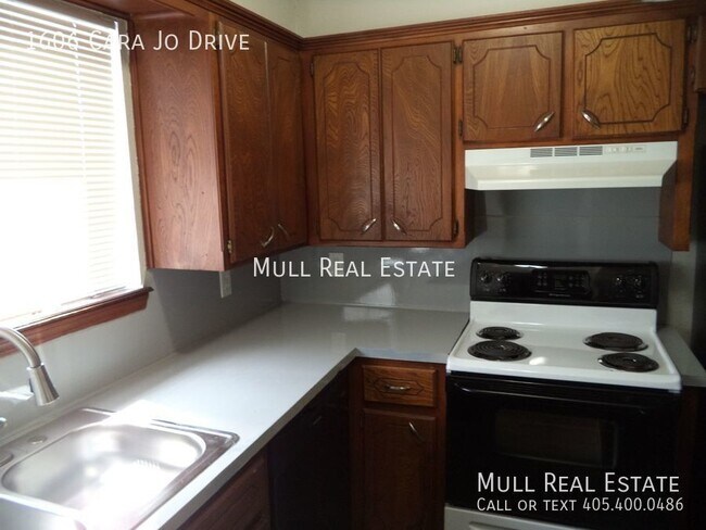 Building Photo - Freshly remodeled condo in the Meadows Con...