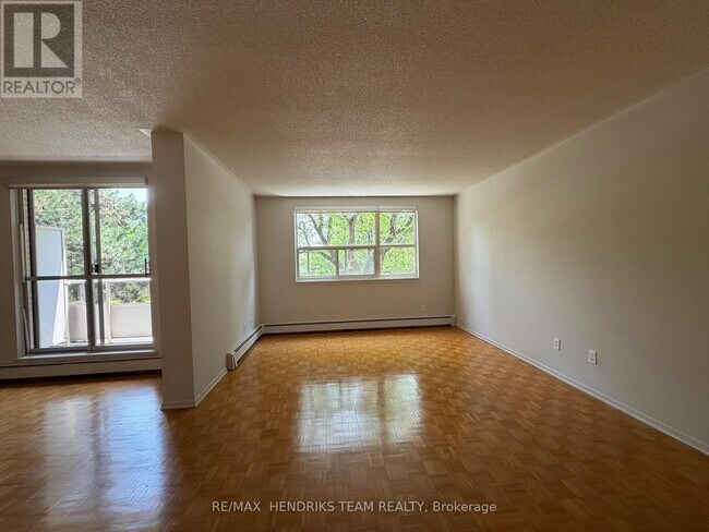 Building Photo - 39 Leaside Dr