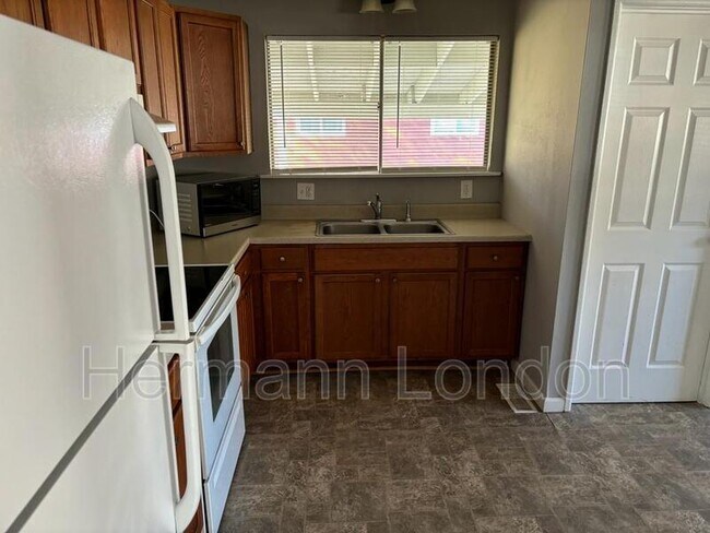 Building Photo - 500 Bardot Dr