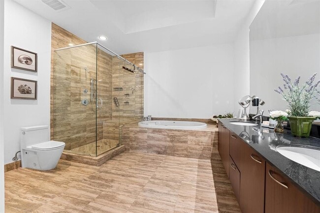 Building Photo - 15811 Collins Ave