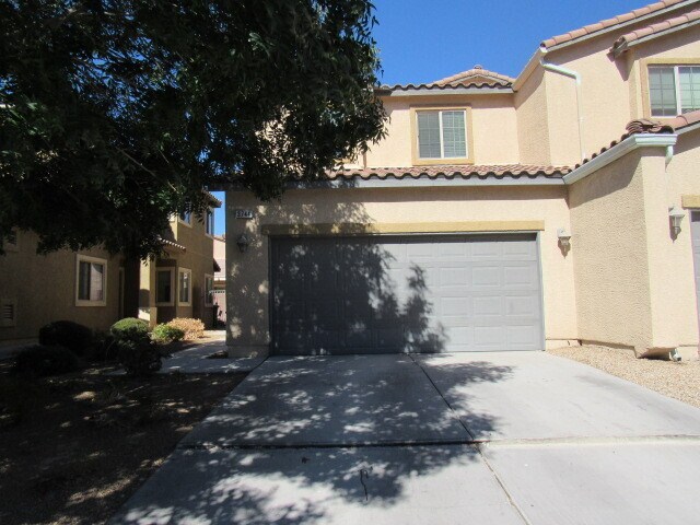 Building Photo - Great 2 Story Townhome in Gated Community!