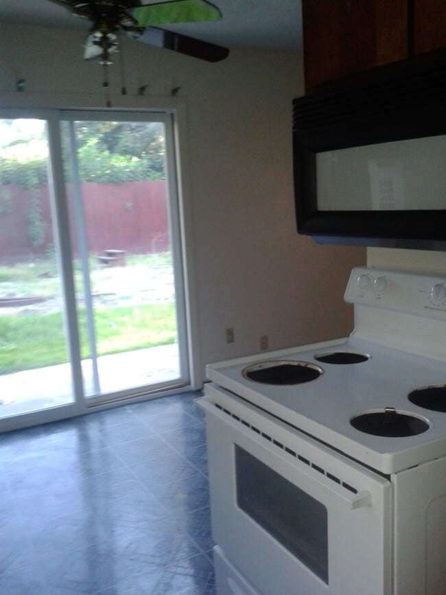 Building Photo - Spacious 3 bedroom 2 bath home located in Modesto