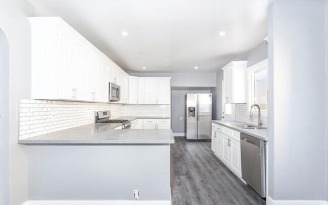Building Photo - 1027 N Martel Ave
